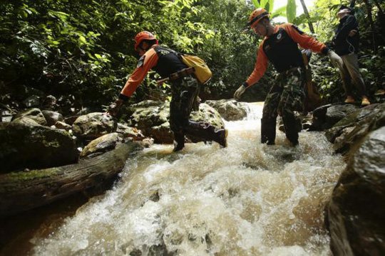 Thái Lan: Thả nhu yếu phẩm vào hang động, mong cứu sống đội bóng mất tích