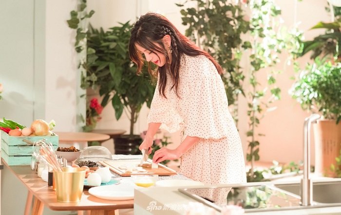 Dù nấu ăn, Triệu Vy vẫn như nữ thần ở tuổi 42