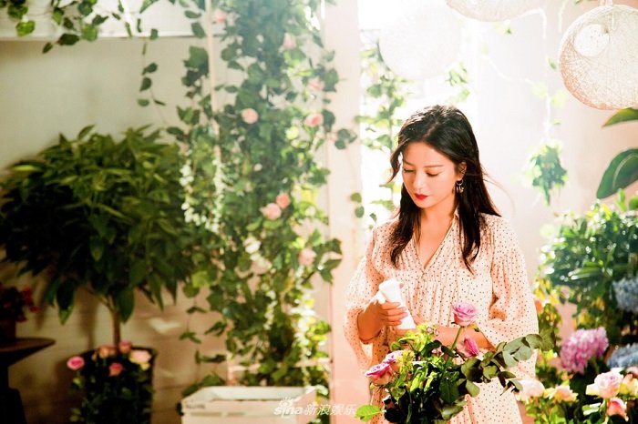 Dù nấu ăn, Triệu Vy vẫn như nữ thần ở tuổi 42