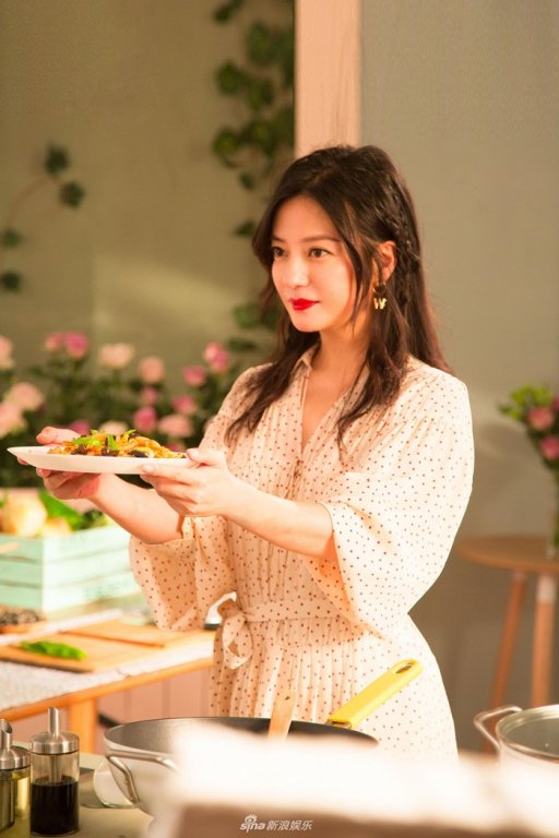 Dù nấu ăn, Triệu Vy vẫn như nữ thần ở tuổi 42