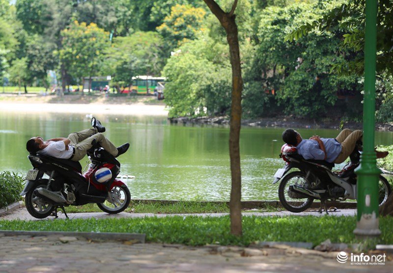 Hà Nội nắng nóng cực điểm trên 40 độ: Phố xá vắng tanh