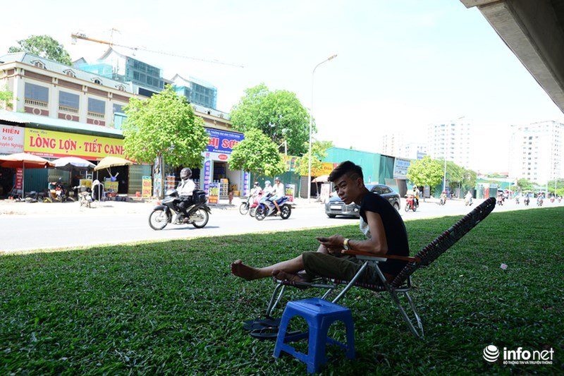 Hà Nội nắng nóng cực điểm trên 40 độ: Phố xá vắng tanh