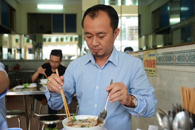 Hàng phở nửa thế kỷ đun bằng củi và chuyện chó becgie chỉ ăn phở trong tô