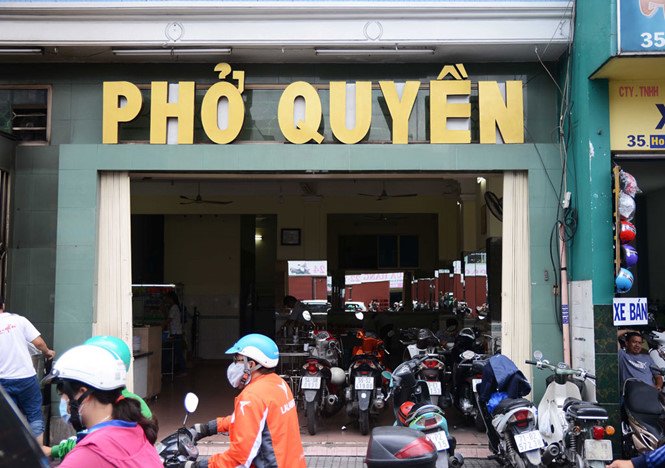 Hàng phở nửa thế kỷ đun bằng củi và chuyện chó becgie chỉ ăn phở trong tô