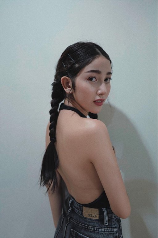 can-canh-nhan-sac-cua-nguoi-mau-thai-lan-angela-ploy-nguoi-khien-rocker-nguyen-dieu-dung-thoi-gian-qua