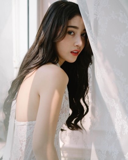 can-canh-nhan-sac-cua-nguoi-mau-thai-lan-angela-ploy-nguoi-khien-rocker-nguyen-dieu-dung-thoi-gian-qua