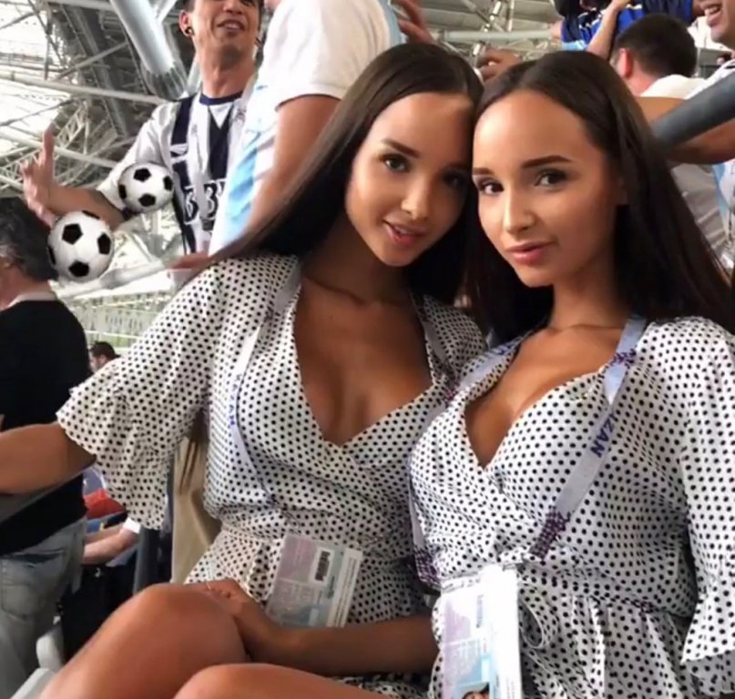 Cặp sinh đôi Nga nóng bỏng trên khán đài World Cup 2018 hình ảnh 1 Cặp sinh đôi Nga nóng bỏng trên khán đài World Cup 2018