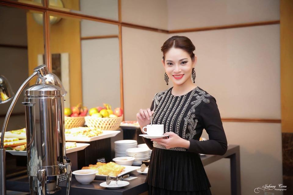 lien-tuc-xuc-pham-hoa-hau-huong-giang-a-hau-pham-hoang-yen-dang-co-tinh-du-hoi-kiem-fame-de-noi-tieng