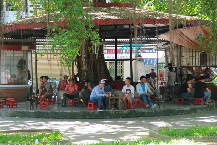 nguoi-dan-co-do-hue-quay-quat-giua-tiet-troi-oi-buc