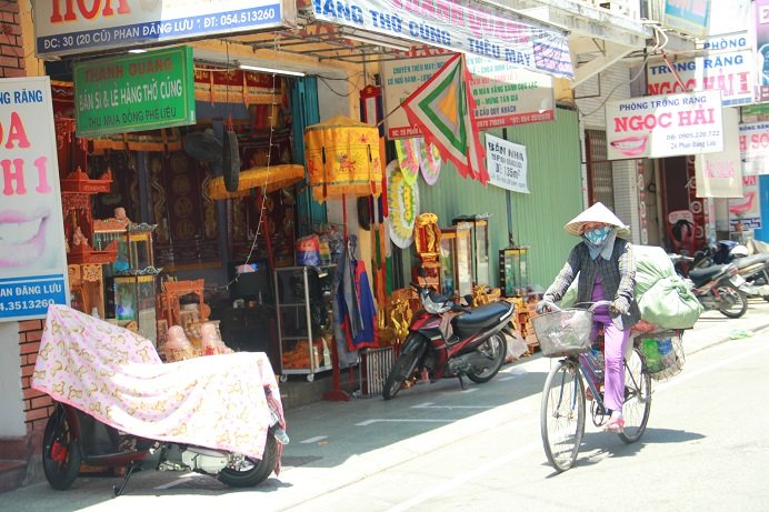 nguoi-dan-co-do-hue-quay-quat-giua-tiet-troi-oi-buc