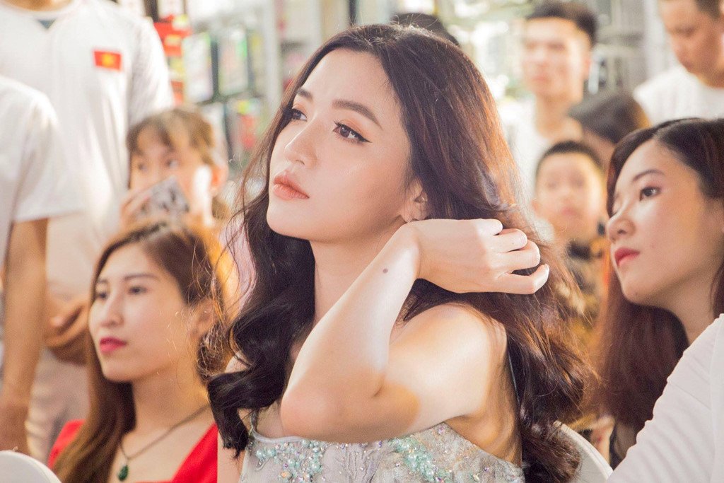 Bích Phương liên tục gây chú ý với hình ảnh gợi cảm, khoe chân dài