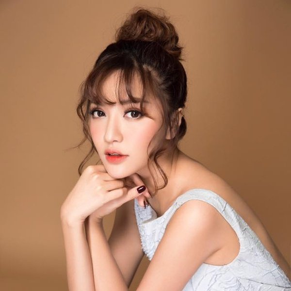 Bích Phương liên tục gây chú ý với hình ảnh gợi cảm, khoe chân dài