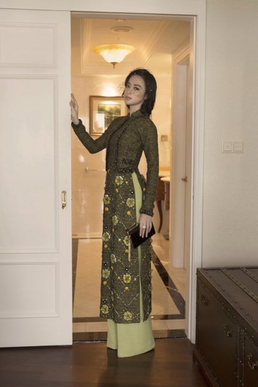 chan-khoe-than-tao-bao-angela-phuong-trinh-bat-ngo-hoa-quy-co-sang-trong-voi-ta-ao-dai-cach-tan