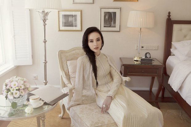 chan-khoe-than-tao-bao-angela-phuong-trinh-bat-ngo-hoa-quy-co-sang-trong-voi-ta-ao-dai-cach-tan