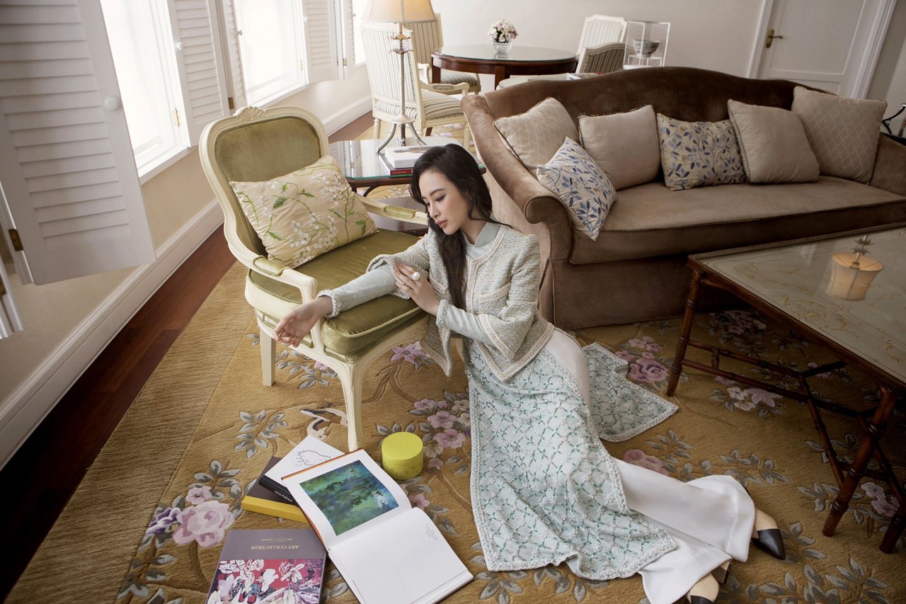 chan-khoe-than-tao-bao-angela-phuong-trinh-bat-ngo-hoa-quy-co-sang-trong-voi-ta-ao-dai-cach-tan