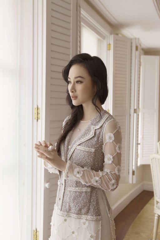 chan-khoe-than-tao-bao-angela-phuong-trinh-bat-ngo-hoa-quy-co-sang-trong-voi-ta-ao-dai-cach-tan