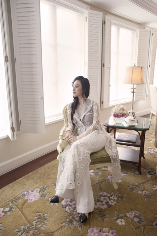 chan-khoe-than-tao-bao-angela-phuong-trinh-bat-ngo-hoa-quy-co-sang-trong-voi-ta-ao-dai-cach-tan