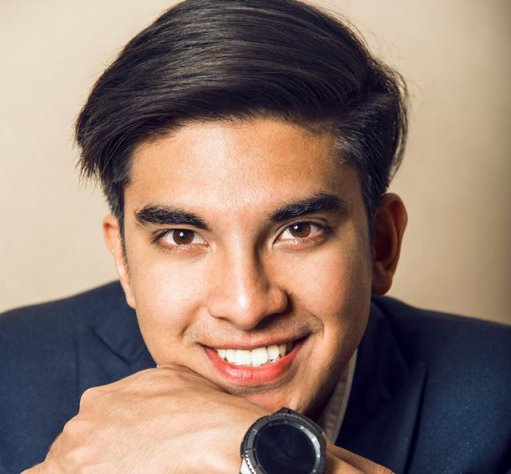 Ãng Syed Saddiq ná»i tiếng là má»t thanh niên có há»c thức, diá»n mạo ưa nhìn và là má»t nhà hùng biá»n tà i ba. Trưá»c khi ÄÆ°á»£c bá» nhiá»m, ông Syed Saddiq thưá»ng xuất hiá»n bên cạnh ông Mahathir trong các cuá»c há»p báo, trong các bà i ÄÄng trên mạng xã há»i. Tân bá» trưá»ng dưá»ng như Äóng vai trò cầu ná»i giữa ông Mahathir vá»i thế há» trẻ á» Malaysia. (Ảnh: Alexio)