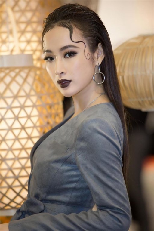 chan-khoe-than-tao-bao-angela-phuong-trinh-bat-ngo-hoa-quy-co-sang-trong-voi-ta-ao-dai-cach-tan