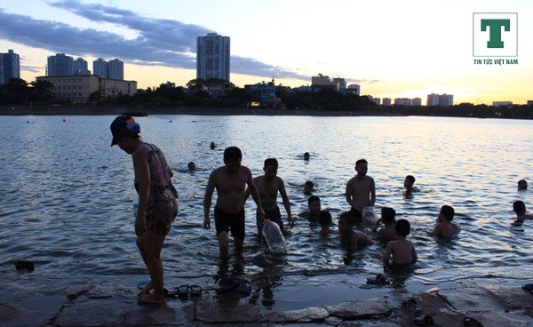 ha-noi-nang-nong-40-do-c-dan-do-xo-ra-ho-linh-dam-giai-nhiet