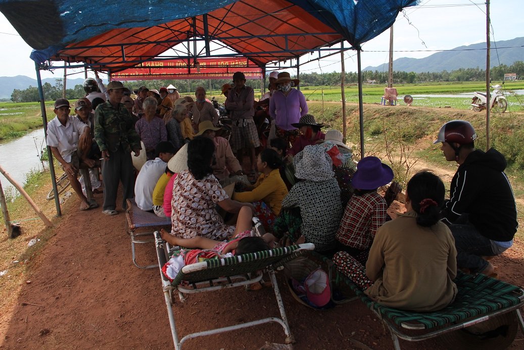 vu-dan-giam-long-xe-doan-cong-tac-cua-huyen-nguoi-dan-quyet-dinh-trao-tra-xe