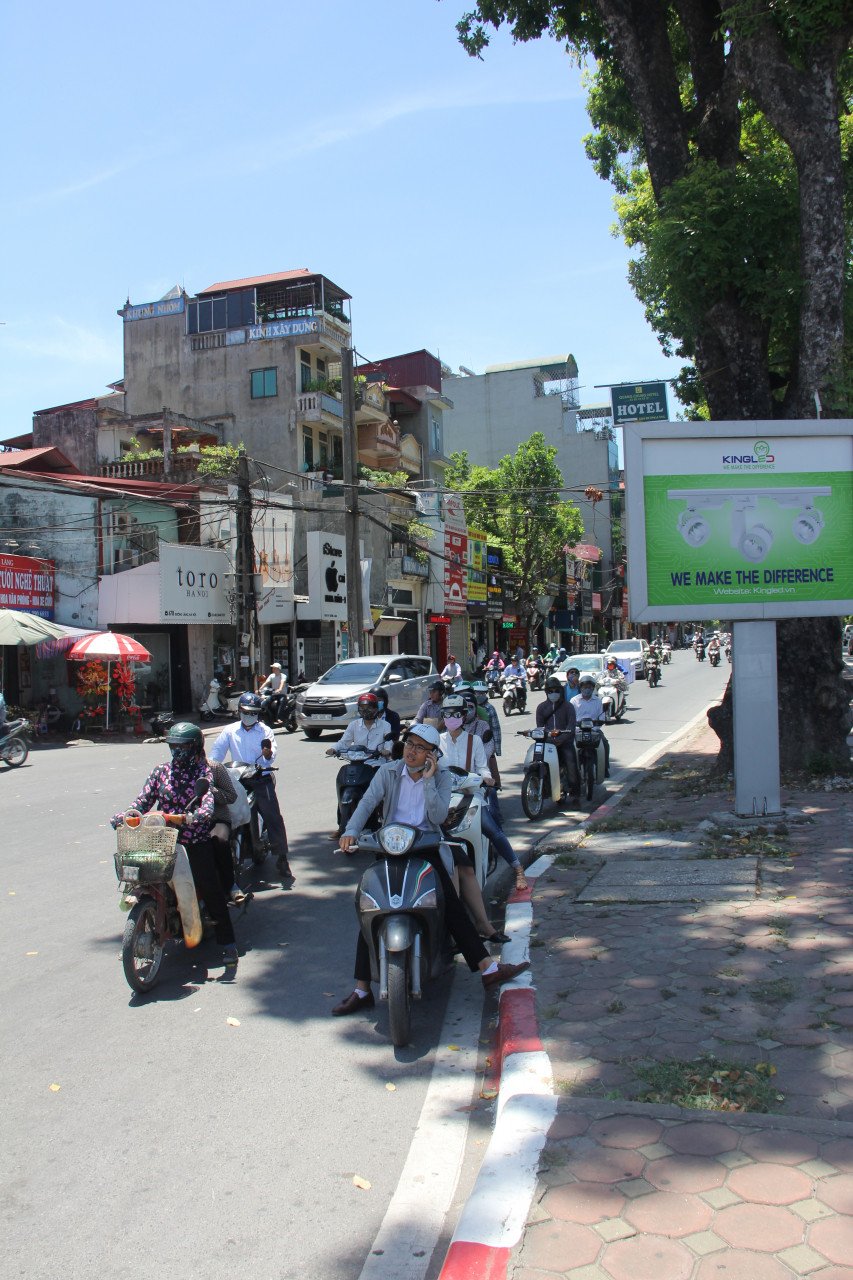 nang-nong-40-do-o-ha-noi-den-tin-hieu-giao-thong-vo-tac-dung
