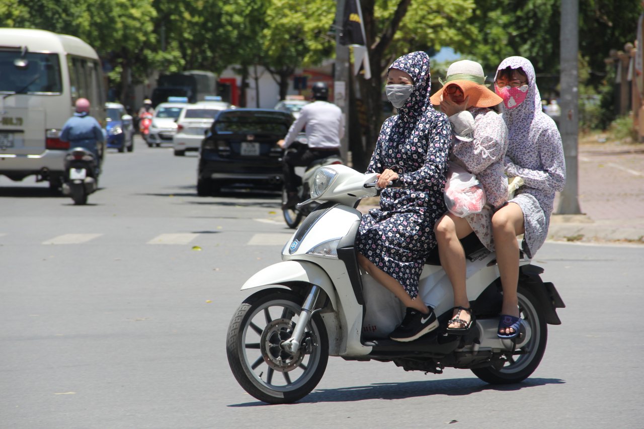 nang-nong-40-do-o-ha-noi-den-tin-hieu-giao-thong-vo-tac-dung