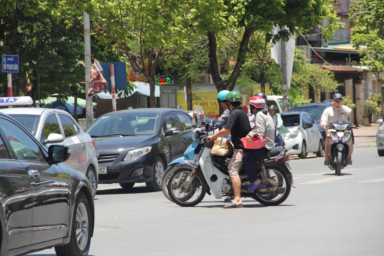 nang-nong-40-do-o-ha-noi-den-tin-hieu-giao-thong-vo-tac-dung