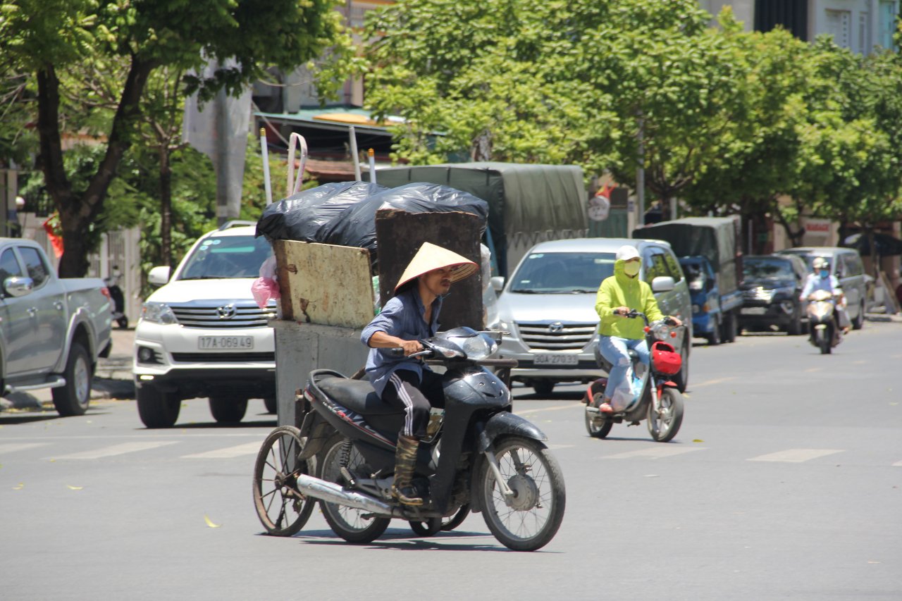 nang-nong-40-do-o-ha-noi-den-tin-hieu-giao-thong-vo-tac-dung