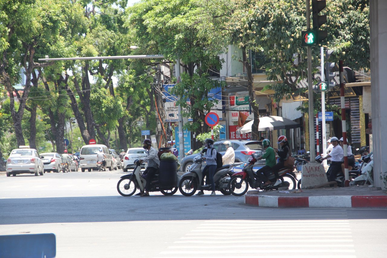 nang-nong-40-do-o-ha-noi-den-tin-hieu-giao-thong-vo-tac-dung