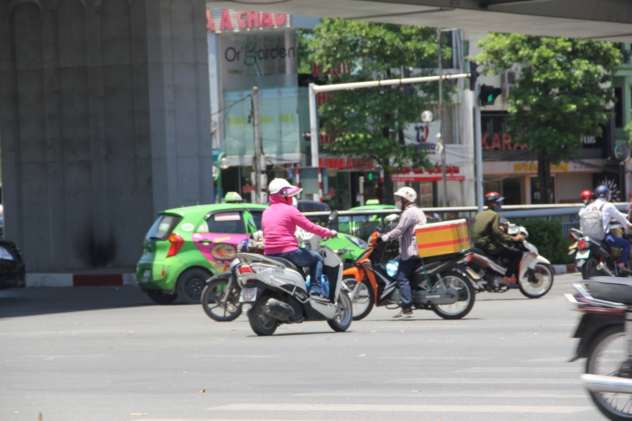 nang-nong-40-do-o-ha-noi-den-tin-hieu-giao-thong-vo-tac-dung