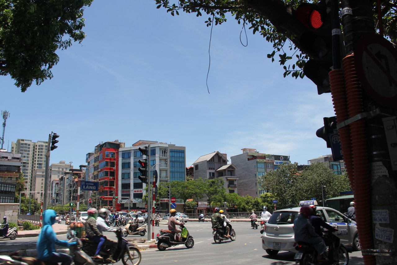 nang-nong-40-do-o-ha-noi-den-tin-hieu-giao-thong-vo-tac-dung
