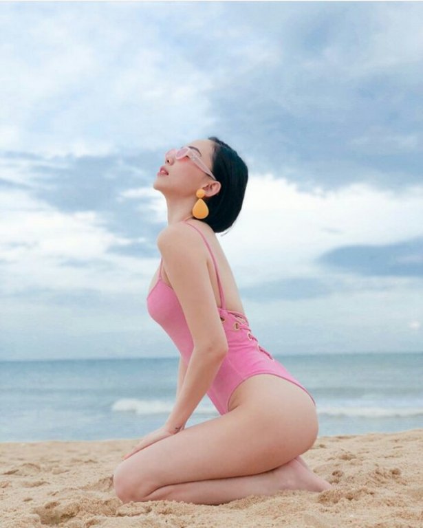 cu-moi-lan-dien-bikini-la-toc-tien-lai-dot-mat-nguoi-nhin-voi-than-hinh-nong-bong