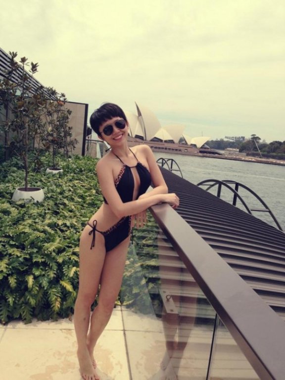 cu-moi-lan-dien-bikini-la-toc-tien-lai-dot-mat-nguoi-nhin-voi-than-hinh-nong-bong