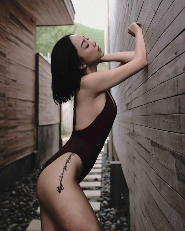 cu-moi-lan-dien-bikini-la-toc-tien-lai-dot-mat-nguoi-nhin-voi-than-hinh-nong-bong