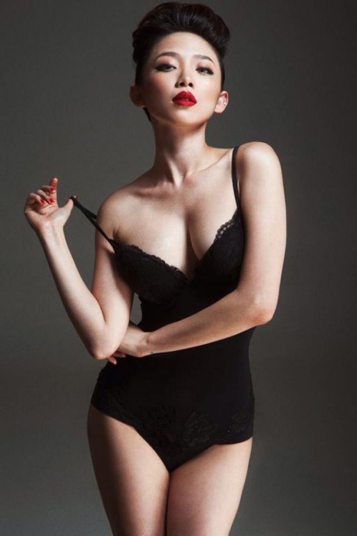 cu-moi-lan-dien-bikini-la-toc-tien-lai-dot-mat-nguoi-nhin-voi-than-hinh-nong-bong