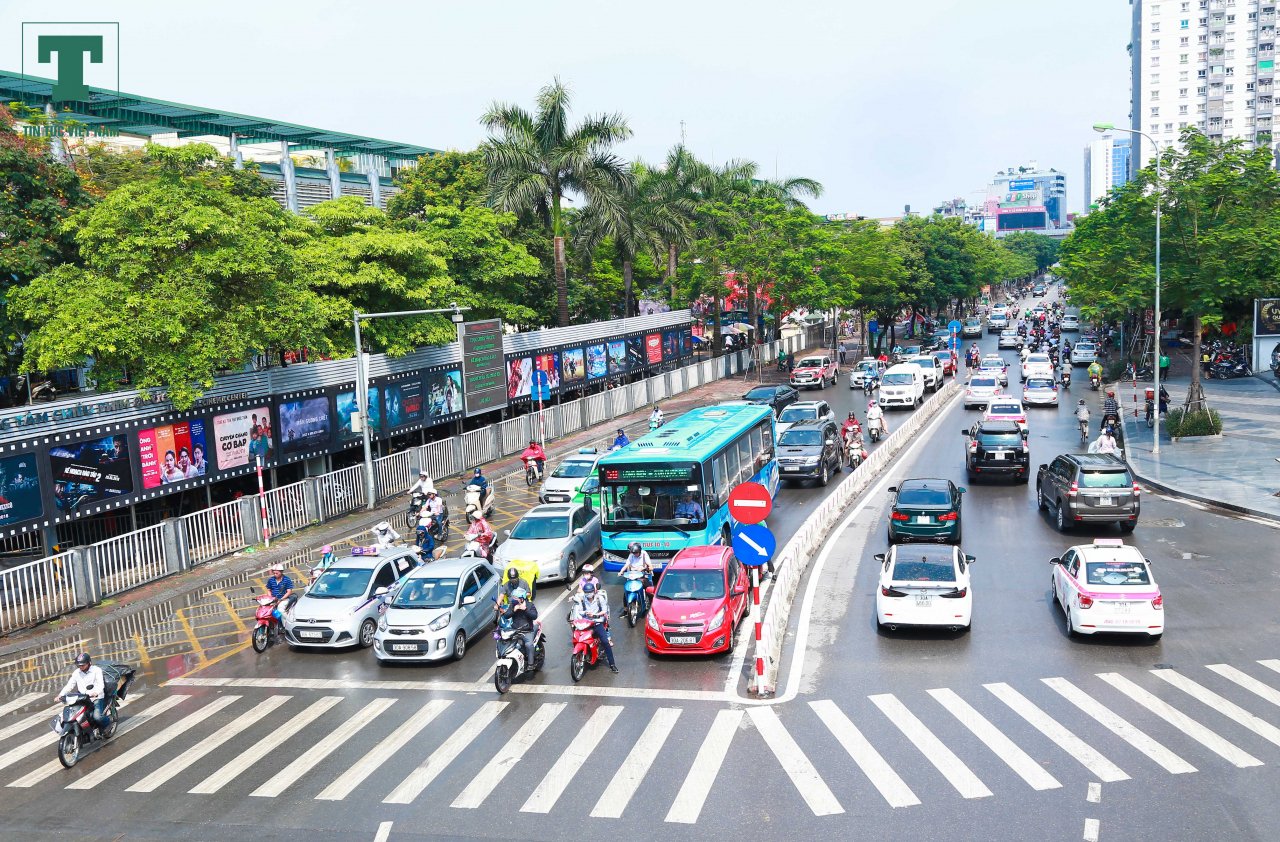 ha-noi-don-con-mua-vang-danh-tan-nang-nong