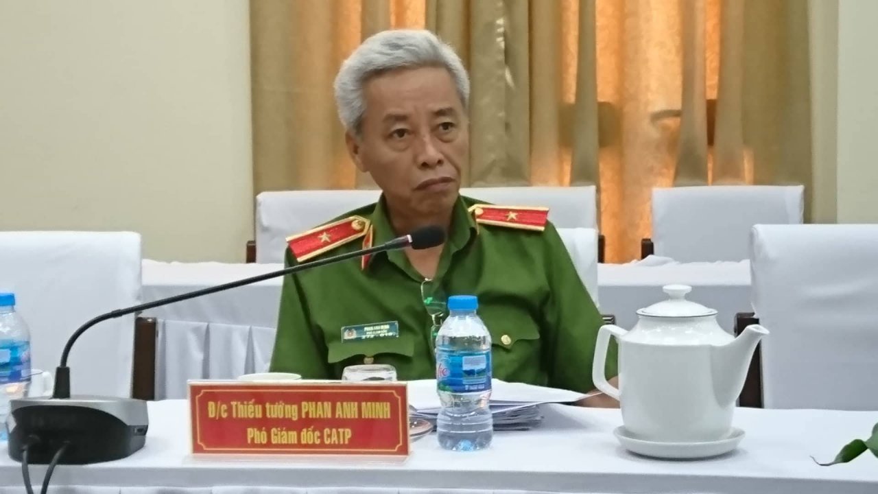 me-lam-tinh-truong-cha-ruot-loi-ca-con-trai-di-khung-bo-gay-no-tai-tru-so-cong-an-phuong-o-tp-hcm