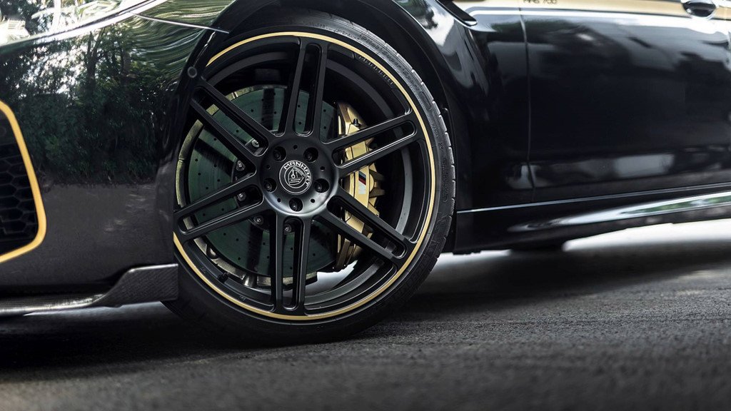 BMW M5 dữ dằn hơn qua bàn tay hãng độ Manhart