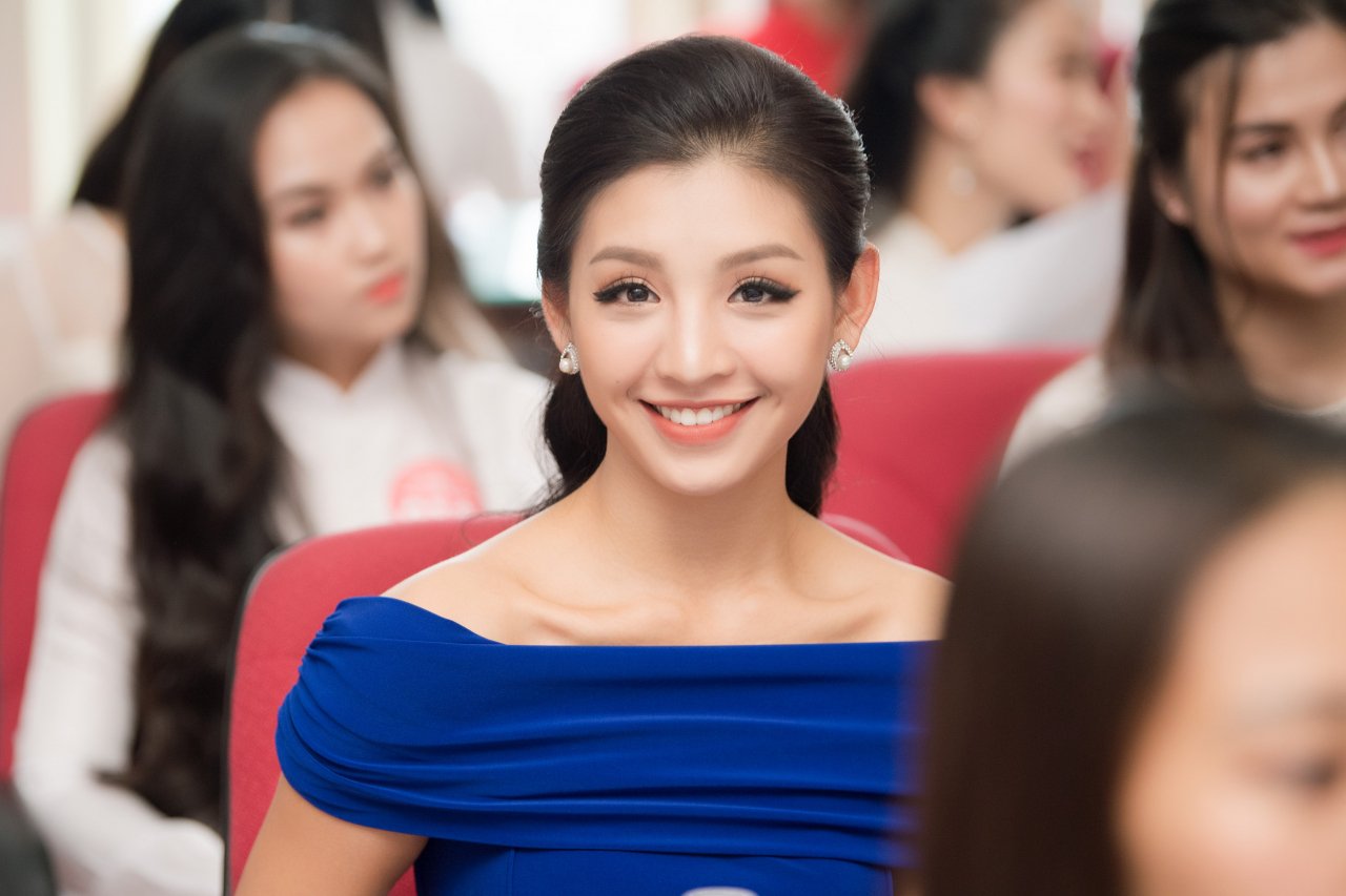 hoang-hai-thu-ngoc-nu-tuyet-trang-cung-dan-nhan-sac-cuc-xinh-ru-nhau-do-bo-hoa-hau-viet-nam-2018