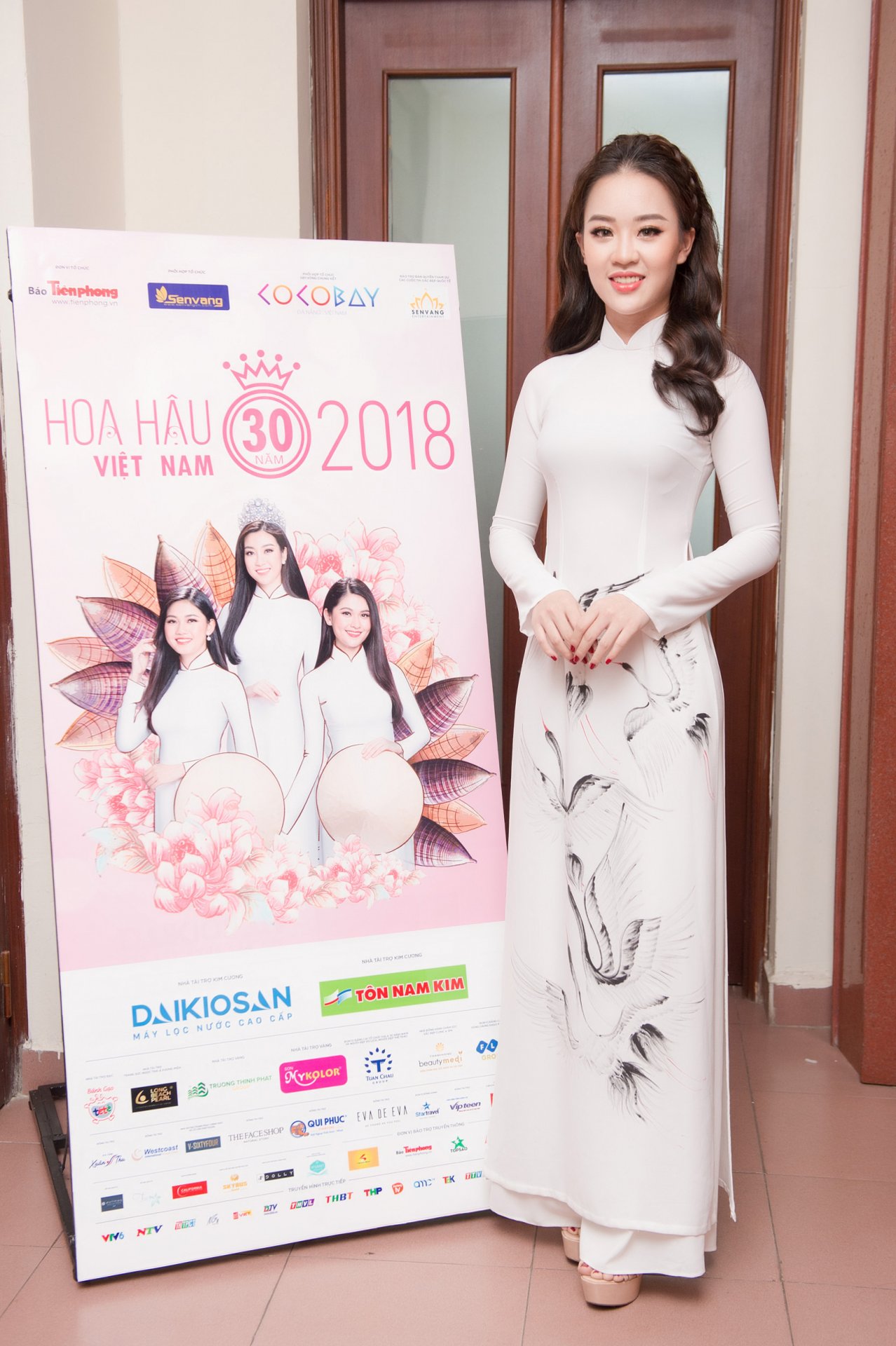 hoang-hai-thu-ngoc-nu-tuyet-trang-cung-dan-nhan-sac-cuc-xinh-ru-nhau-do-bo-hoa-hau-viet-nam-2018