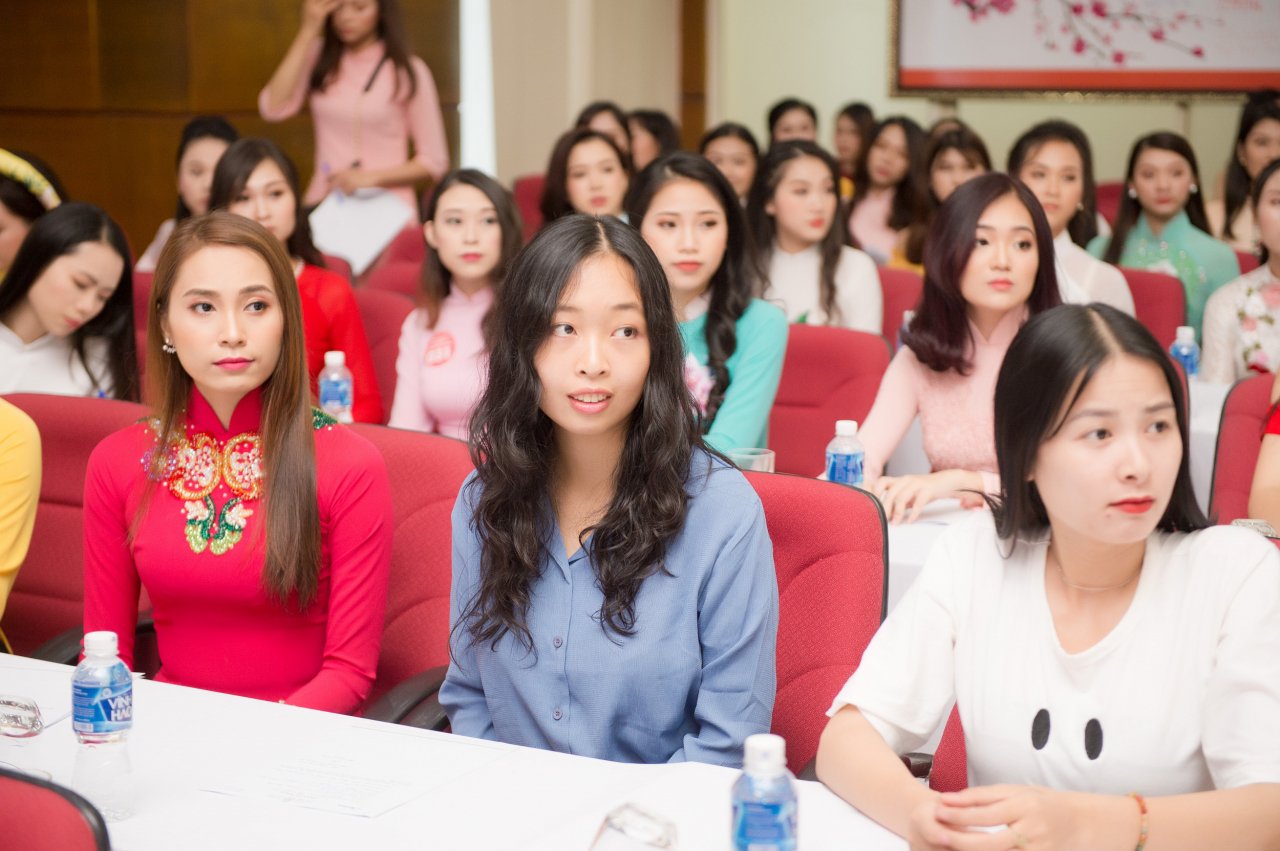 hoang-hai-thu-ngoc-nu-tuyet-trang-cung-dan-nhan-sac-cuc-xinh-ru-nhau-do-bo-hoa-hau-viet-nam-2018
