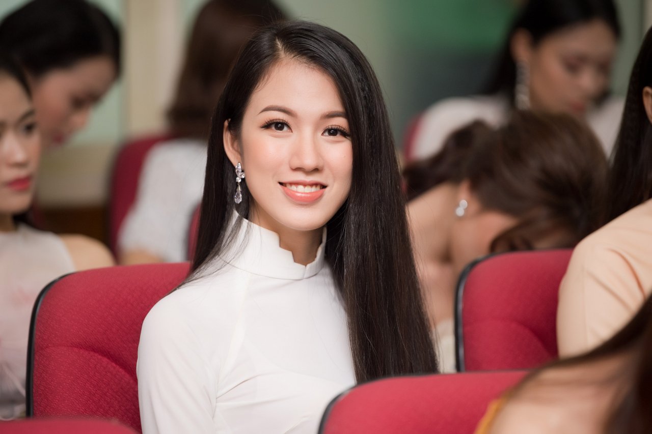 hoang-hai-thu-ngoc-nu-tuyet-trang-cung-dan-nhan-sac-cuc-xinh-ru-nhau-do-bo-hoa-hau-viet-nam-2018