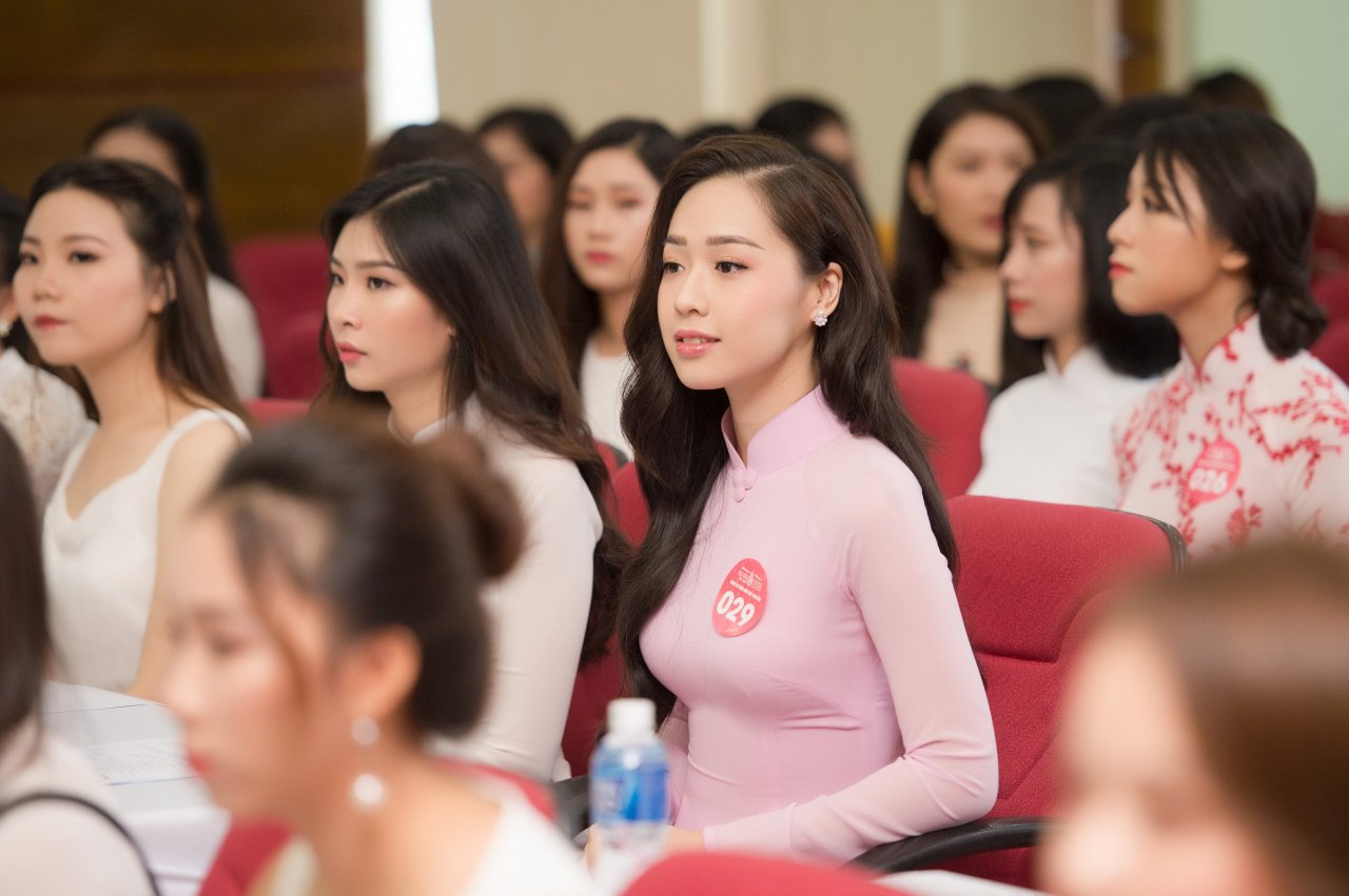 hoang-hai-thu-ngoc-nu-tuyet-trang-cung-dan-nhan-sac-cuc-xinh-ru-nhau-do-bo-hoa-hau-viet-nam-2018