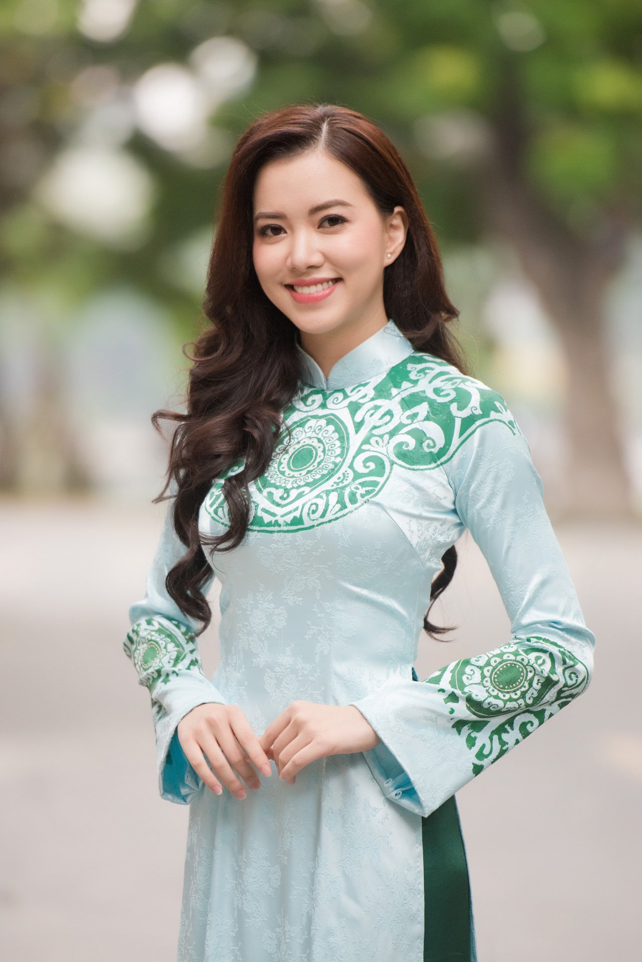 hoang-hai-thu-ngoc-nu-tuyet-trang-cung-dan-nhan-sac-cuc-xinh-ru-nhau-do-bo-hoa-hau-viet-nam-2018