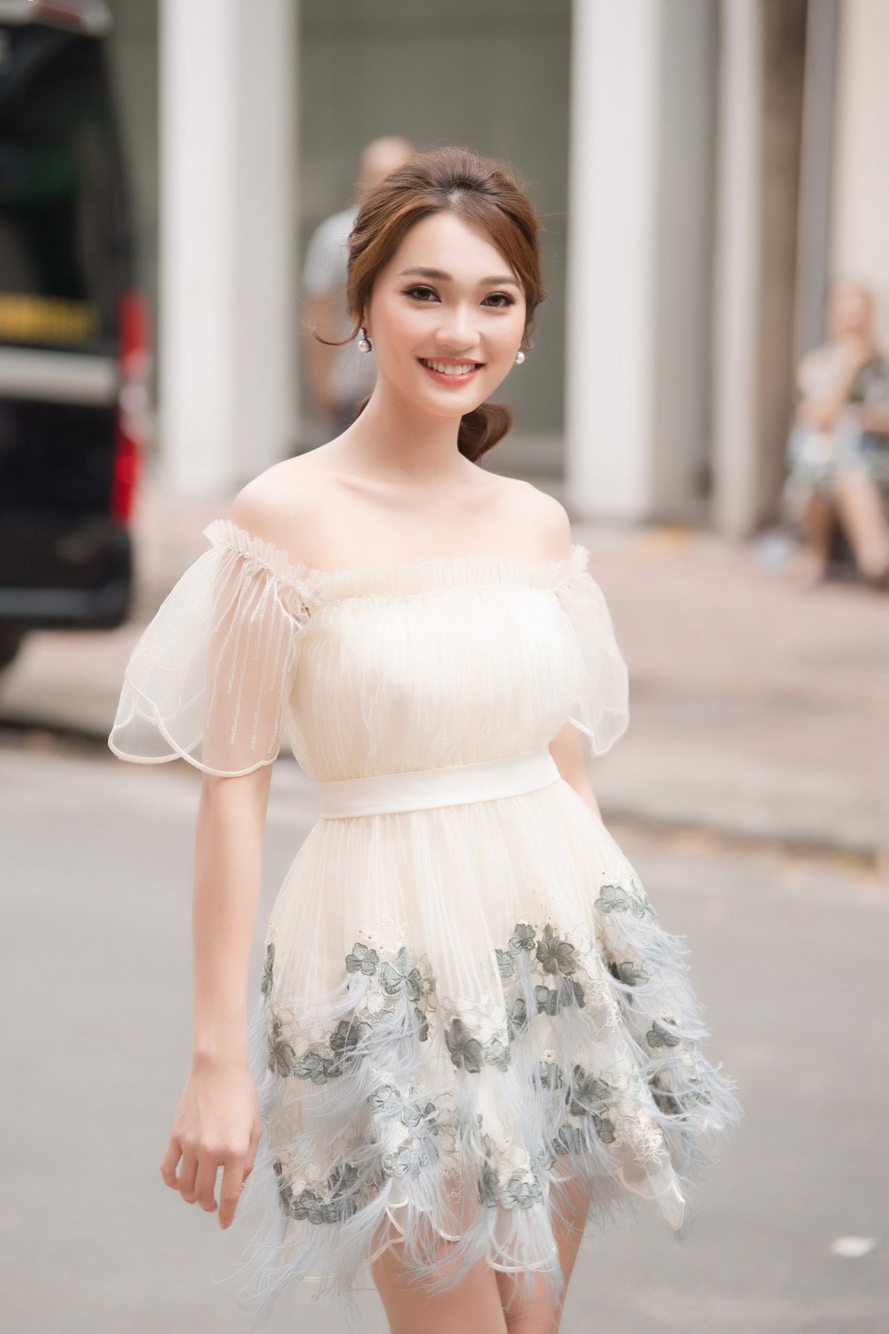 hoang-hai-thu-ngoc-nu-tuyet-trang-cung-dan-nhan-sac-cuc-xinh-ru-nhau-do-bo-hoa-hau-viet-nam-2018