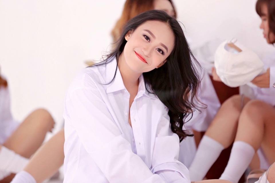 dancer-kim-anh-lien-tuc-cong-kich-pewpew-tren-mang-xa-hoi-sau-man-mia-mai-chi-biet-cam-mat-vao-game