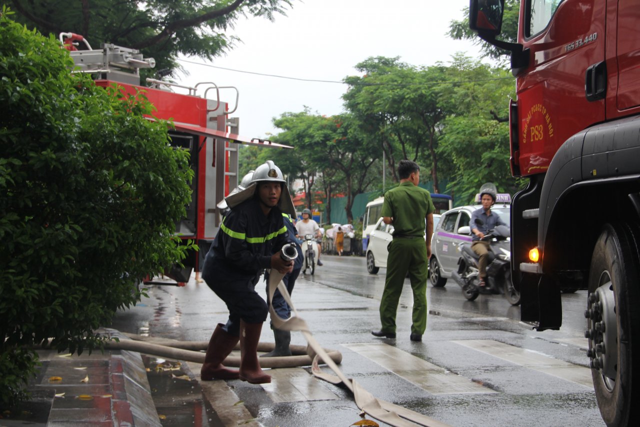 ha-noi-chay-cong-ty-tren-duong-tran-kim-xuyen-hang-chuc-nguoi-len-tang-thuong-la-het-keu-cuu