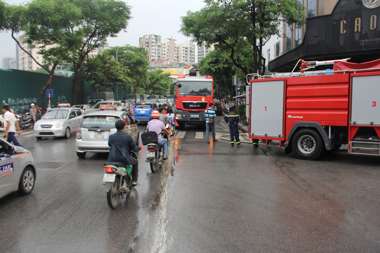ha-noi-chay-cong-ty-tren-duong-tran-kim-xuyen-hang-chuc-nguoi-len-tang-thuong-la-het-keu-cuu