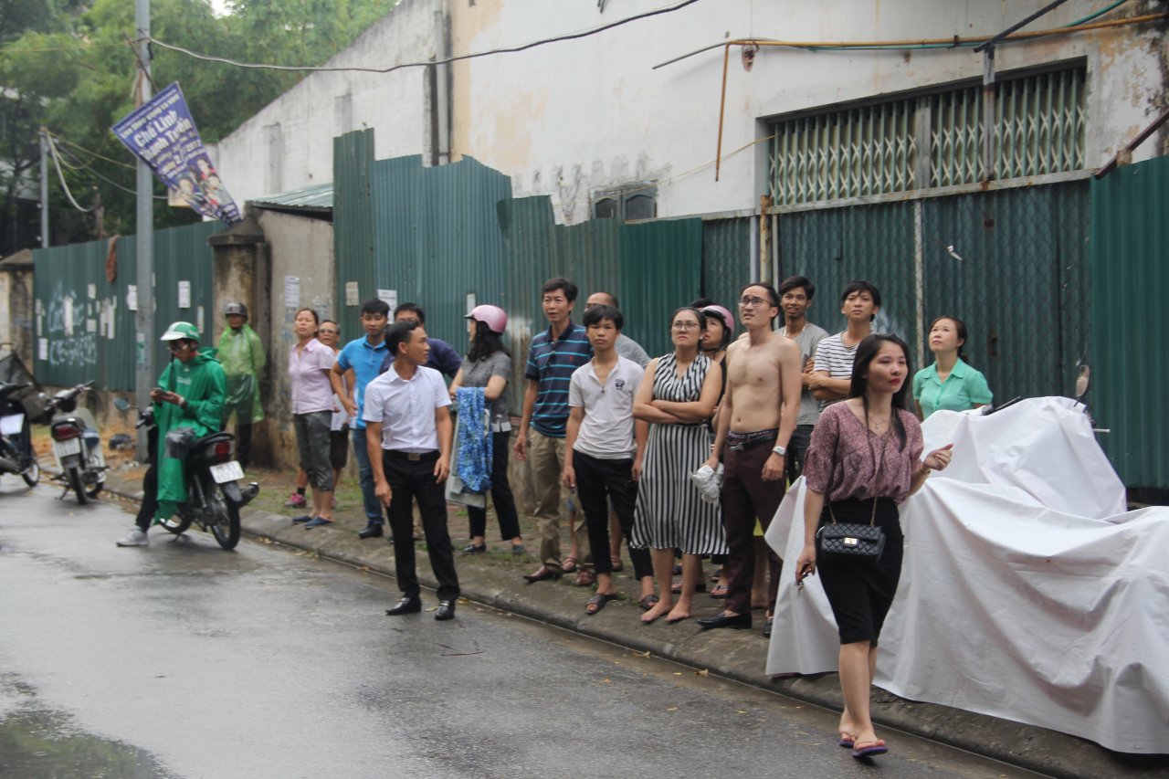ha-noi-chay-cong-ty-tren-duong-tran-kim-xuyen-hang-chuc-nguoi-len-tang-thuong-la-het-keu-cuu